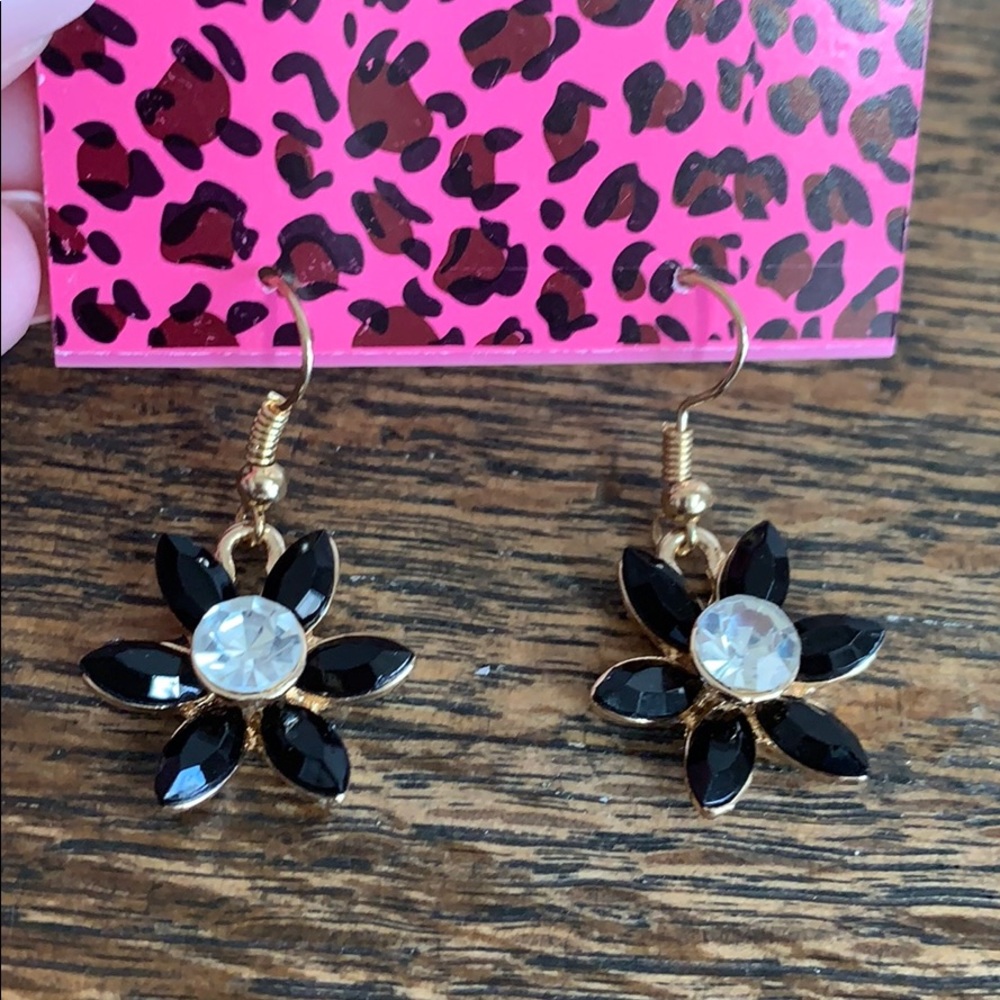 NWT black and gold flower earrings